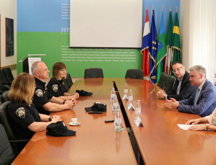 Župan Boris Miletić primio djelatnike PU Istarske povodom osvajanja nagrade za projekt „Policija poručuje: zaštitimo naše noniće“