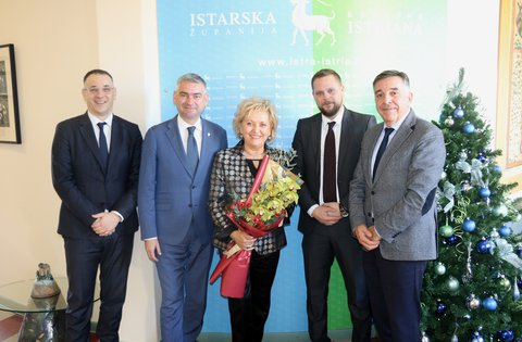 Il presidente Miletić ha ringraziato Jasna Jaklin Majetić per il suo grande contributo all'economia istriana
