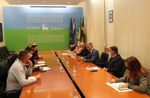 Incontro di lavoro fra il presidente Miletić e i rappresentanti del Comune di Montona