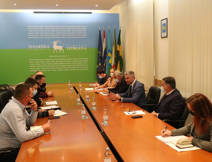Incontro di lavoro fra il presidente Miletić e i rappresentanti del Comune di Montona