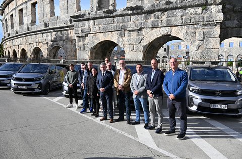Istarska županija nastavlja s rekordnim ulaganjima u sport: Nabavljeno osam novih kombi vozila za sportske saveze širom Istre