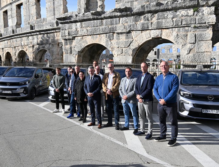 Istarska županija nastavlja s rekordnim ulaganjima u sport: Nabavljeno osam novih kombi vozila za sportske saveze širom Istre