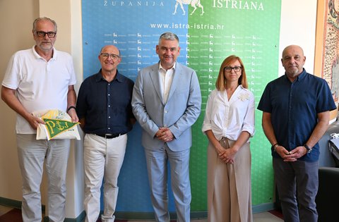 Župan Boris Miletić i zamjenica župana Jessica Acquavita primili predsjednike Jedriličarskog kluba VEGA i Società Nautica Pietas Julia A.S.D. povodom 140 godina organiziranog jedrenja u Puli