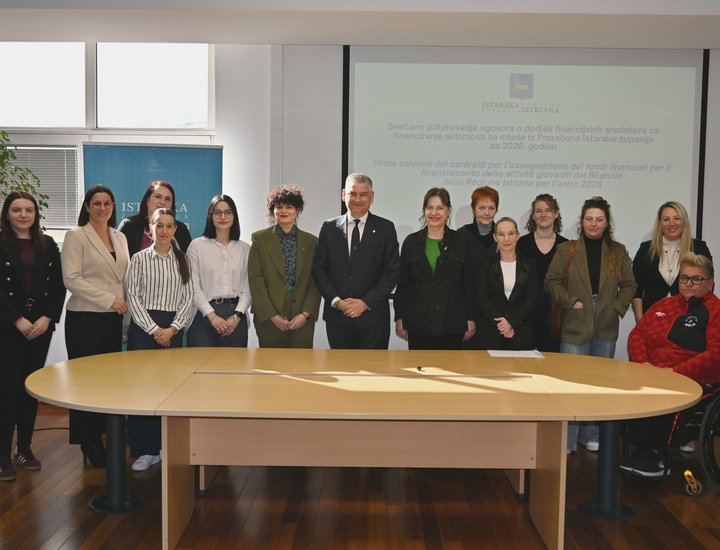 Il presidente della Regione Istriana Boris Miletić firma i contratti per il finanziamento delle attività giovanili in Istria