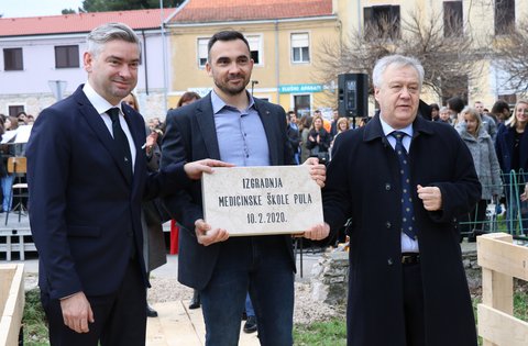 La posa della prima pietra ha segnato l'apertura del cantiere della nuova Scuola di medicina di Pola