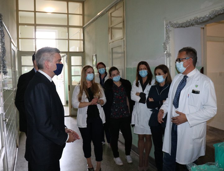 Il presidente Miletić in visita ai dipendenti del reparto COVID dell'Ospedale generale di Pola