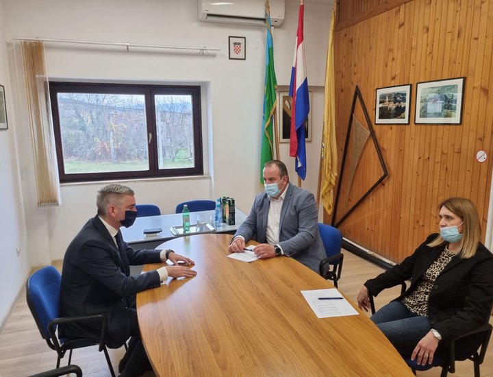 Incontro di lavoro fra il presidente Miletić e i rappresentanti del Comune di Cerovlje