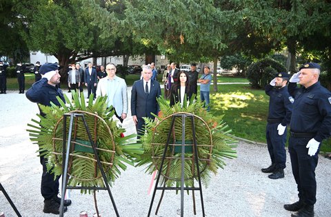 Župan Boris Miletić sa suradnicima položio vijence na spomen-obilježjima u povodu Dana policije