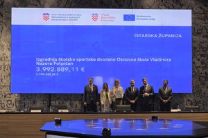 Al presidente Miletić è stato consegnato il contratto per la costruzione della palestra scolastica a Sottopedena, del valore di 2,79 milioni di euro