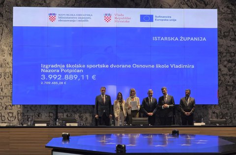 Al presidente Miletić è stato consegnato il contratto per la costruzione della palestra scolastica a Sottopedena, del valore di 2,79 milioni di euro