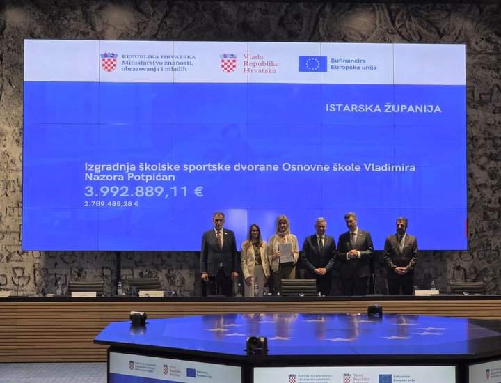 Al presidente Miletić è stato consegnato il contratto per la costruzione della palestra scolastica a Sottopedena, del valore di 2,79 milioni di euro