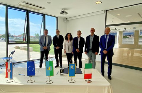 Il presidente Miletić e il sindaco Bassanese hanno firmato un Contratto per l'arredamento congiunto della Scuola media superiore di Umago e hanno annunciato l'inizio delle iscrizioni