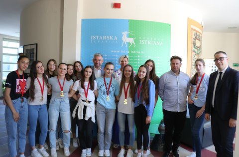 Il presidente Miletić ha ricevuto le giovani pallavoliste della Scuola elementare di Dignano, vincitori del campionato croato