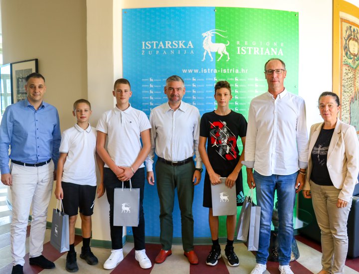 Il presidente Miletić ha ricevuto la squadra di pallacanestro di Pisino, vincitrice dell'argento