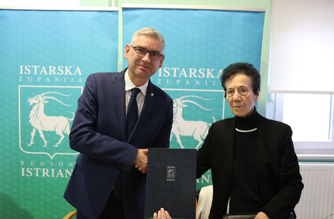 La Regione Istriana amplia le capacità della Casa per anziani ad Arsia: il presidente Miletić ha firmato il contratto per l'acquisto di due immobili