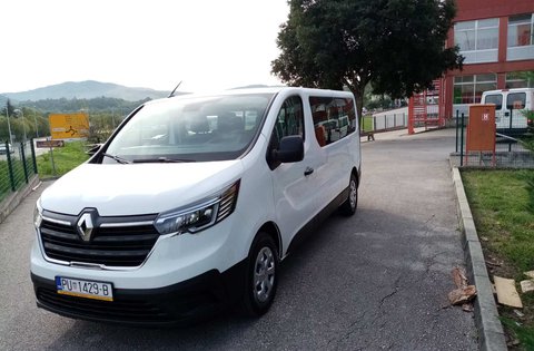 La Regione Istriana ha acquistato un nuovo furgone per il trasporto degli alunni della scuola elementare di Pinguente