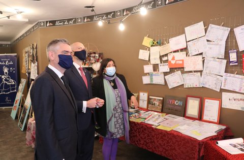 Il presidente Miletić ha visitato la mostra allestita in occasione del 30° anniversario della scuola di lingue straniere Byron