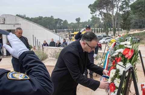 Deposizione di corone di fiori in occasione della Giornata del ricordo delle vittime della Guerra patria e Giornata del ricordo del sacrificio di Vukovar e Škabrnja