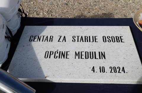 È stata posata la prima pietra per la costruzione del Centro per anziani a Medolino