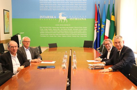Il presidente della Regione Istriana Miletić ha ricevuto i rappresentanti della Dieta ciacava: al centro dell’attenzione i progetti del patrimonio glagolitico