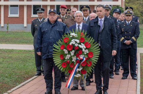 Depositate le corone di fiori per i pirotecnici caduti all'Aeroporto di Pola 31 anni fa