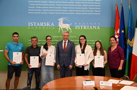 Župan Miletić potpisao ugovore s medicinskim stipendistima Istarske županije: „Znanje je najveća vrijednost koju vam nitko ne može oduzeti“