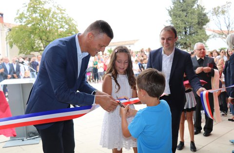 Aperta solennemente la nuova scuola a Žbandaj