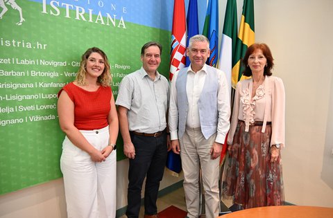 Istarski župan Boris Miletić i načelnik Pićna Dean Močinić razgovarali o mogućnostima rekonstrukcije i prenamjene nekadašnje škole u Krbunima